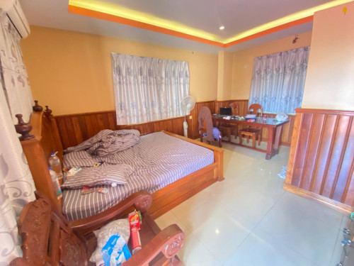 ផ្ទះឈើប្រណីត និងផ្ទះថ្ម ក្នុងដីឡូធំទូលាយតែមួយ ត្រូវការលក់ប្រញាប់