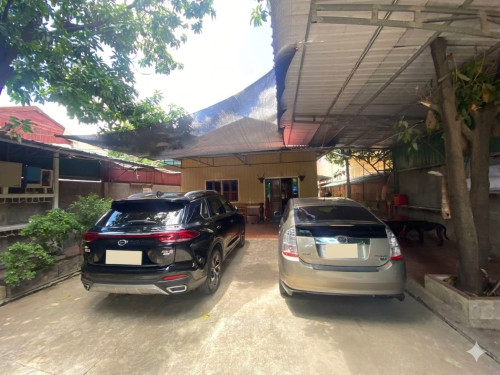 ផ្ទះឈើប្រណីត និងផ្ទះថ្ម ក្នុងដីឡូធំទូលាយតែមួយ ត្រូវការលក់ប្រញាប់