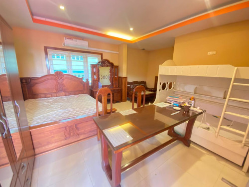 ផ្ទះឈើប្រណីត និងផ្ទះថ្ម ក្នុងដីឡូធំទូលាយតែមួយ ត្រូវការលក់ប្រញាប់