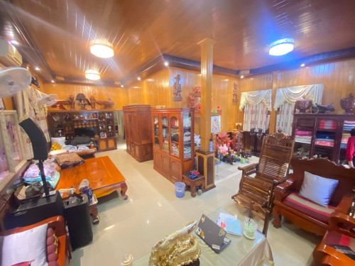 ផ្ទះឈើប្រណីត និងផ្ទះថ្ម ក្នុងដីឡូធំទូលាយតែមួយ ត្រូវការលក់ប្រញាប់