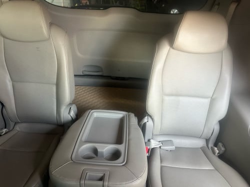 KIA CARNIVAL ឆ្នាំ2016 ឡានថ្មីស្អាត 18500$ចចារ