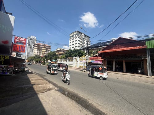 ឃ្លាំងលក់លើផ្លូវ 608 ទួលគោក