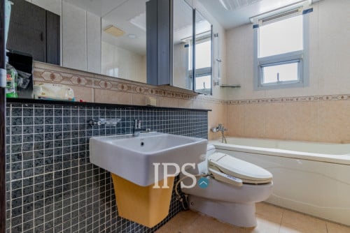 ❗️#URGENTSALE ❗️Premium 3-Bedroom Condo✨🍃-📍De Castle Royal, BKK1, Phnom Penh
