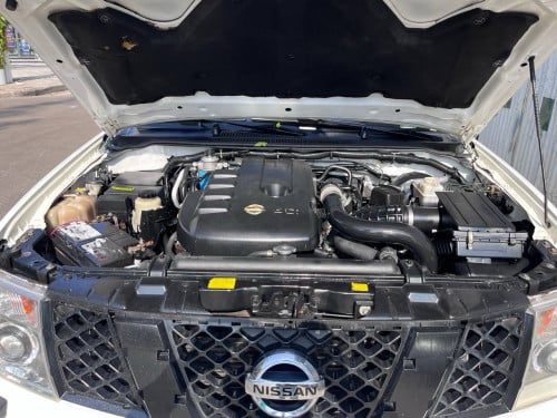 Nissan navara 2006 white color