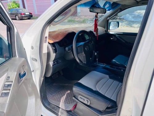 Nissan navara 2006 white color