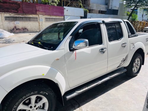 Nissan navara 2006 white color