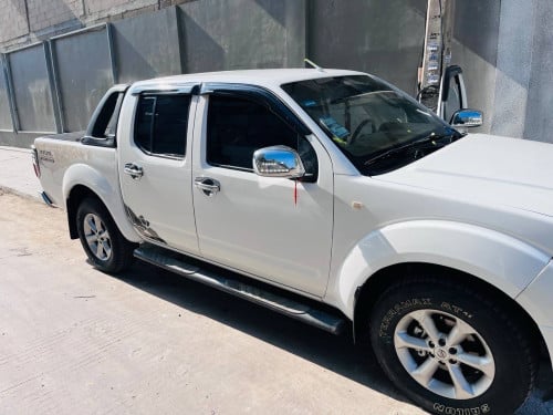 Nissan navara 2006 white color