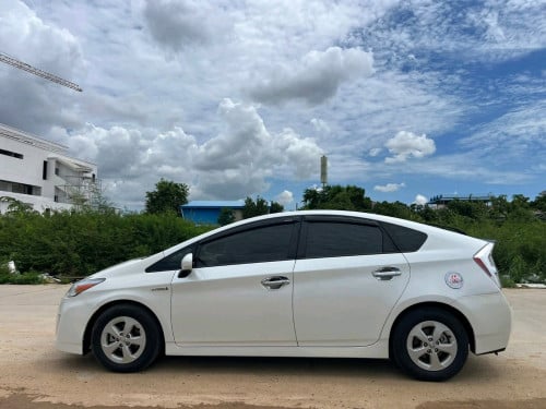 Prius full option 3 2BM ម្ចាស់ដើម ឡានថ្មី