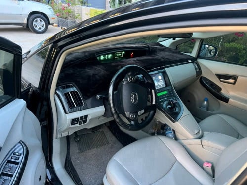 Prius full option 4.  2010 2BT