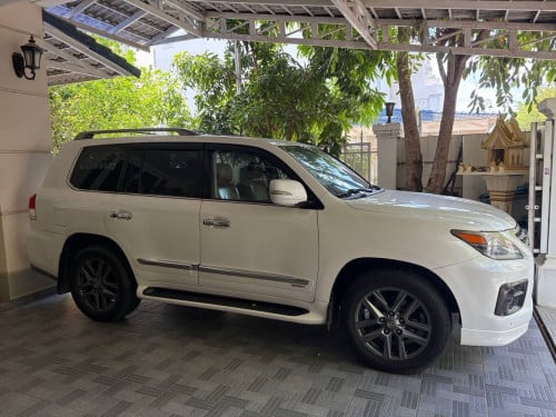 Lexus LX570 year 2016