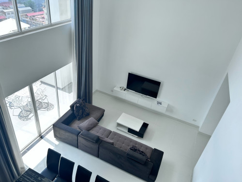 Penthouse size 339sqm price:$4000Price is nego_Location- Toul Tompong Market (Russian Market)