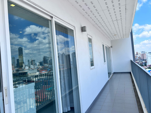 Penthouse size 339sqm price:$4000Price is nego_Location- Toul Tompong Market (Russian Market)