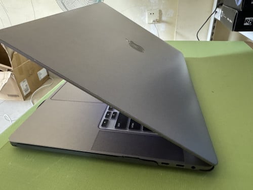 លក់បន្ទាន់ 99% MacBook Pro 16 2019 i7-9th