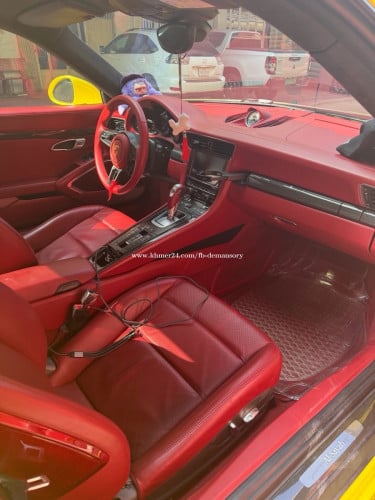 Porsche 911   Year: 2015 ពណ័សរ