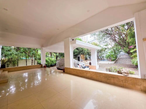 Spacious Villa with Pool for Rent near Riverside
