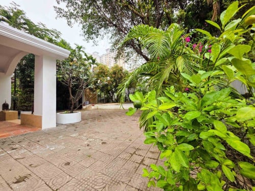 Spacious Villa with Pool for Rent near Riverside