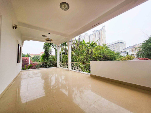 Spacious Villa with Pool for Rent near Riverside