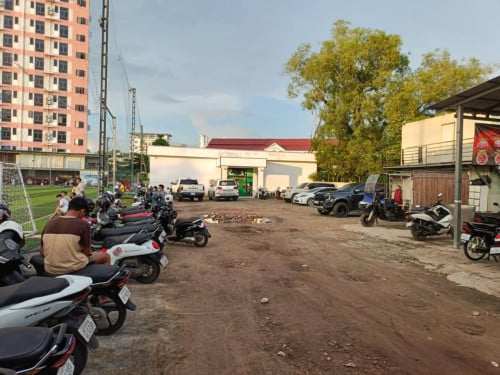 ដីសម្រាប់ជួលរឺលក់ មានតារាងបាល់  លាងឡាន ឆ្នុក ហាងជួលនៅពីមុខស្រាប់