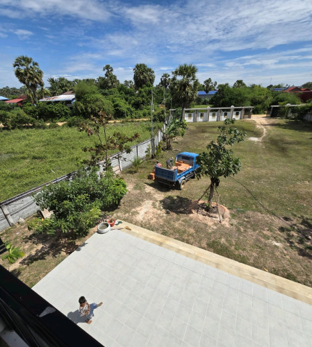ផ្ទះ និងដីលក់ នៅខាងលិចផ្សារសំរោងយ៉ោង