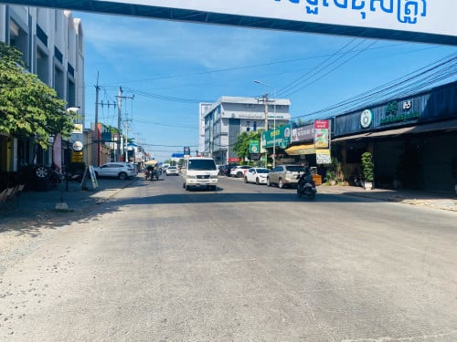 ដីកែងផ្លូវ៣ លើផ្លូវ១០០៣ ជិតផ្សារទំនើបអុីអន២ និងម៉ាក្រូ