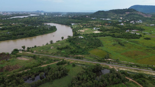 ដីជាប់ព្រែកធំអាចសាងសង់ Resorts នឹង ផ្ទះលំហែរបាន