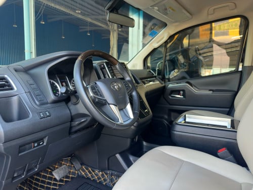 2023 TOYOTA GRANVIA Premium VIP