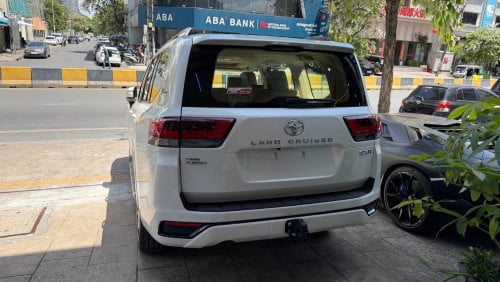 Toyota Land Cruiser GXR twin turbo 3.5 សាំង​