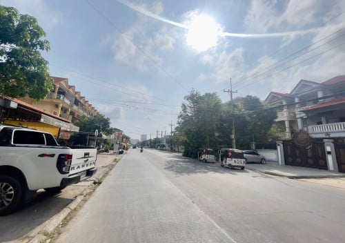 ផ្ទះអាជីវកម្មនៅលើផ្លូវធំវត្តសំរោងអណ្ដែត ត្រូវការលក់បន្ទាន់ខ្លាំង
