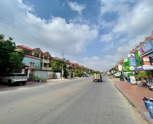 ផ្ទះអាជីវកម្មនៅលើផ្លូវធំវត្តសំរោងអណ្ដែត ត្រូវការលក់បន្ទាន់ខ្លាំង
