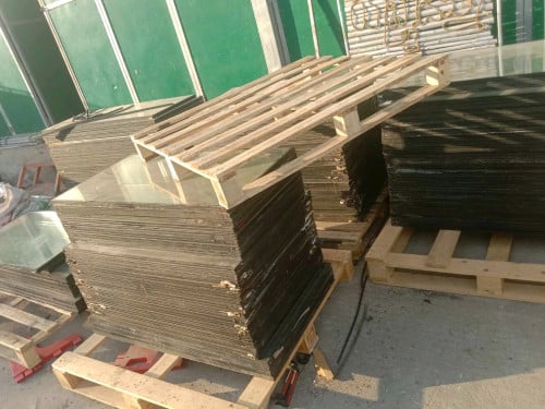 កញ្ចក់5.5 ×1ម៉ែត.2 ចូលស្តុតហើយបងបងត្រូការអាចកាម៉ង់បានលក់មួយ 1$នឹង1.5$តាមធំតូច ទីតាំងកំបូល