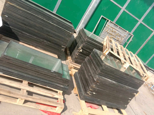 កញ្ចក់5.5 ×1ម៉ែត.2 ចូលស្តុតហើយបងបងត្រូការអាចកាម៉ង់បានលក់មួយ 1$នឹង1.5$តាមធំតូច ទីតាំងកំបូល