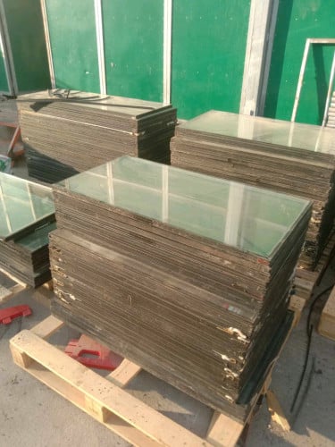 កញ្ចក់5.5 ×1ម៉ែត.2 ចូលស្តុតហើយបងបងត្រូការអាចកាម៉ង់បានលក់មួយ 1$នឹង1.5$តាមធំតូច ទីតាំងកំបូល