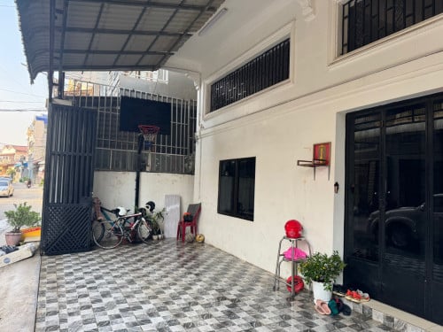 ផ្ទះលក់ (ជិតផ្សារប៉េសេ បឹងទំពុន) | House for SALE!
