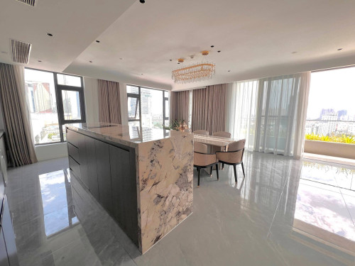 Penthouse 3-Bedroom Apartment 顶层豪华三卧室公寓