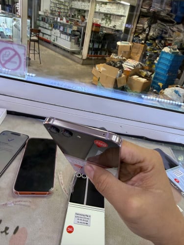 Samsung zfilp 5 256G ក្រុមហ៊ុន sim1