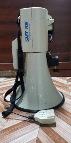 មេក្រូធំលឺខ្លាំង