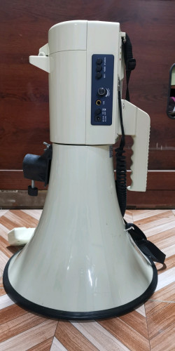 មេក្រូធំលឺខ្លាំង