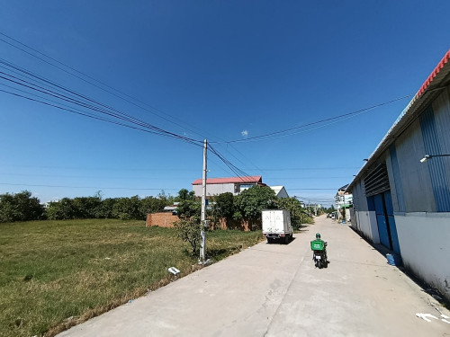 ដីលក់សែខសុខមុខផ្សារឡាន
