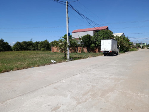 ដីលក់សែខសុខមុខផ្សារឡាន