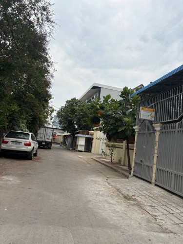 ផ្ទះល្វែងថ្មីស្អាតៗ និងធំទូលាយ 2ល្វែងជាប់គ្នាសម្រាប់លក់ បន្ទាន់ក្នុងភ្នំពេញជាន់ផ្ទាល់ដី និង ជាន់ទី១