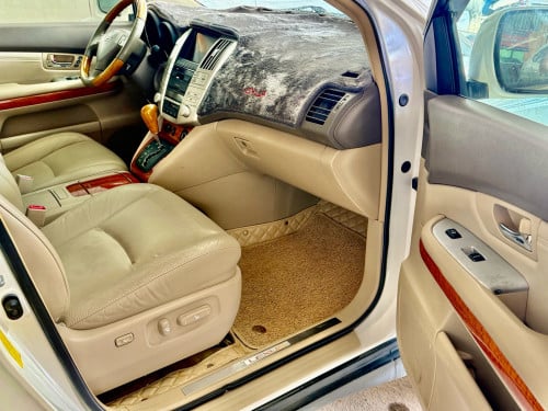 ឡានលក់ LEXUS RX330 ឆ្នាំ06 full option ពេញ ប៉ុង1 ក្នុងលឿង ពណ៌ស
