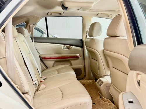ឡានលក់ LEXUS RX330 ឆ្នាំ06 full option ពេញ ប៉ុង1 ក្នុងលឿង ពណ៌ស