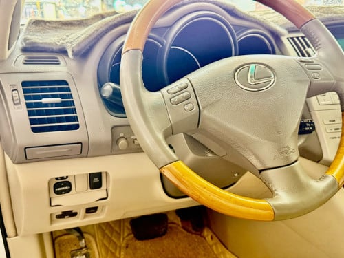 ឡានលក់ LEXUS RX330 ឆ្នាំ06 full option ពេញ ប៉ុង1 ក្នុងលឿង ពណ៌ស