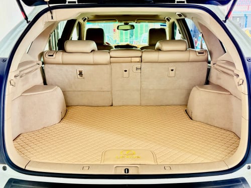 ឡានលក់ LEXUS RX330 ឆ្នាំ06 full option ពេញ ប៉ុង1 ក្នុងលឿង ពណ៌ស