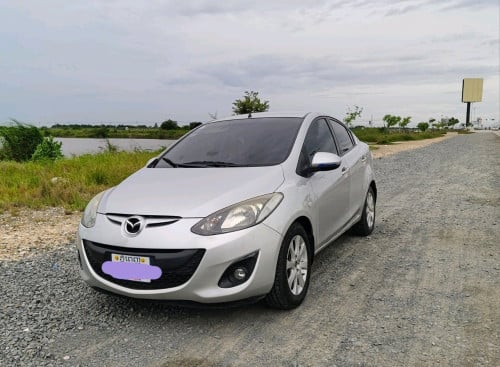 Mazda 2 ពណ៌ទឹកប្រាក់