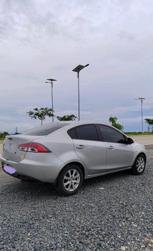Mazda 2 ពណ៌ទឹកប្រាក់