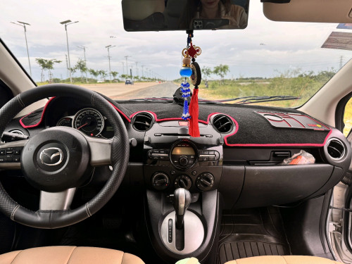 Mazda 2 ពណ៌ទឹកប្រាក់