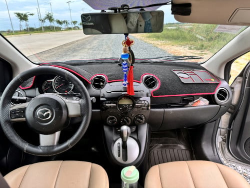 Mazda 2 ពណ៌ទឹកប្រាក់