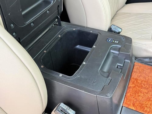 Toyota Land Cruiser 2008  VIP (V8 ប្រេីម៉ាស៊ូត​ )