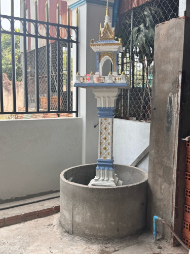 ផ្ទះលក់​ បីខ្នង​  បែប​ ខ្មែ​  លេីឈឺ​  ក្រោមថ្ម  ផ្លង់រឹង​